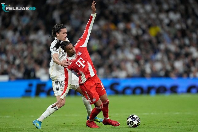 Michael Olise dan Alvaro Carreras berebut bola dalam laga leg pertama perempat final Liga Champions di Santiago Bernabeu, 8 April 2026.