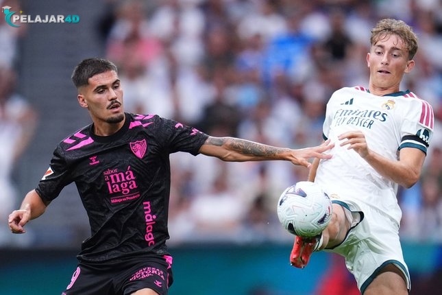 Dean Huijsen berebut bola dengan Chupete di laga Real Madrid vs Malaga, Minggu 30/8/2026.