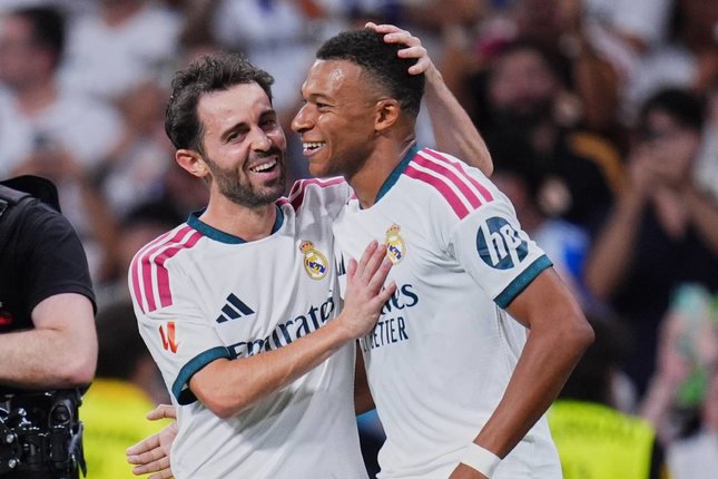 Pemain Real Madrid, Bernardo Silva (kiri) dan Kylian Mbappe, merayakan gol dalam pertandingan La Liga melawan Real Sociedad, Kamis (27/8/2026) dini hari WIB.