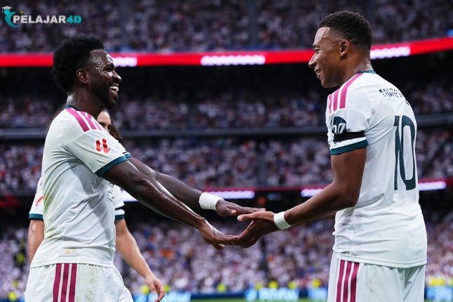 Kylian Mbappe merayakan golnya ke gawang Malaga bersama Vinicius Junior, Minggu 30/8/2026.