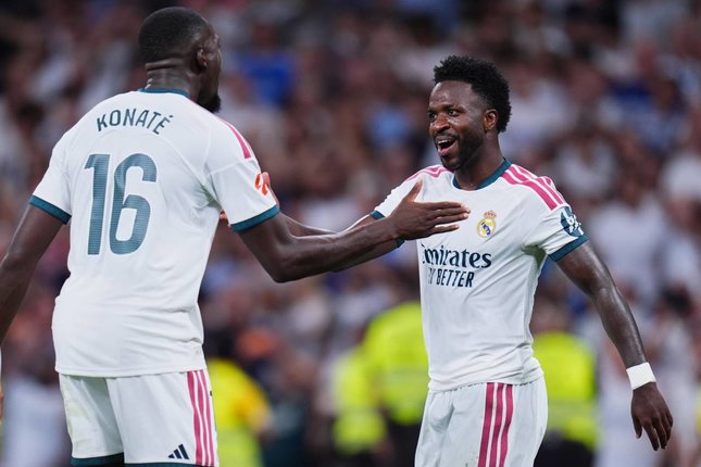 Pemain Real Madrid, Ibrahima Konate dan Vinicius Junior, merayakan gol dalam pertandingan La Liga melawan Real Sociedad, Kamis (27/8/2026).