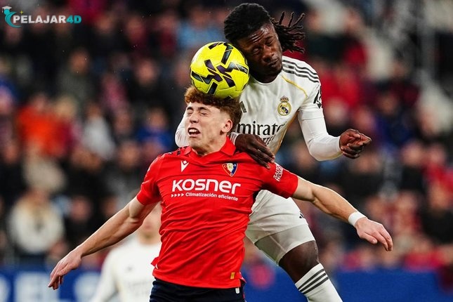 Pemain Real Madrid, Eduardo Camavinga berduel dengan pemain Osasuna, Victor Munoz, dalam pertandingan La Liga.