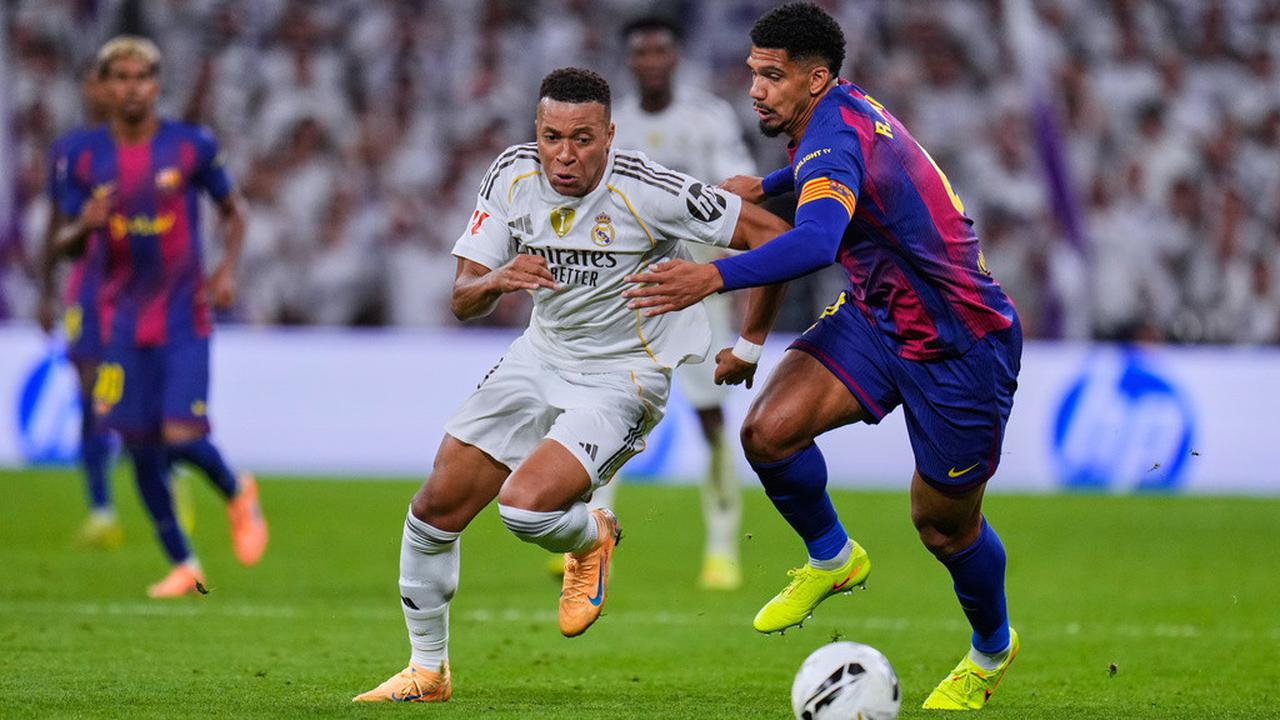 037107700_1761541197-Real_Madrid_s_Kylian_Mbappe__left__fights_for_the_ball_with_Barcelona_s_Ronald_Araujo