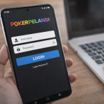 pengguna mengakses akun pokerpelangi melalui perangkat mobile dengan aman