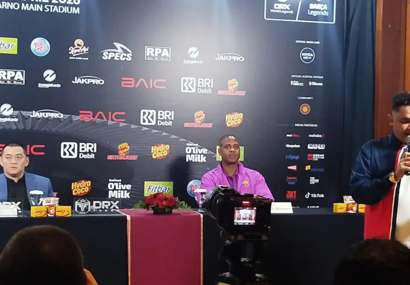 patrick kluivert saat konferensi pers clash of legends 2026