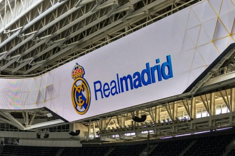 jose mourinho saat melatih di pinggir lapangan real madrid