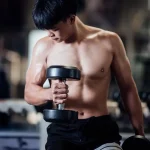 pria melakukan latihan beban untuk menjaga massa otot