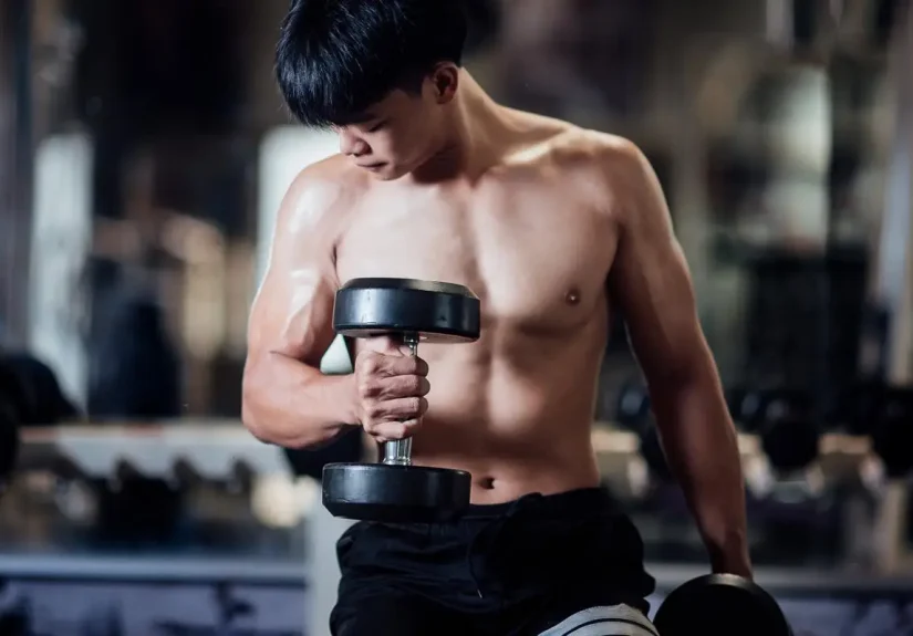 pria melakukan latihan beban untuk menjaga massa otot