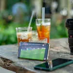 seseorang menonton pertandingan piala dunia 2026 melalui smartphone