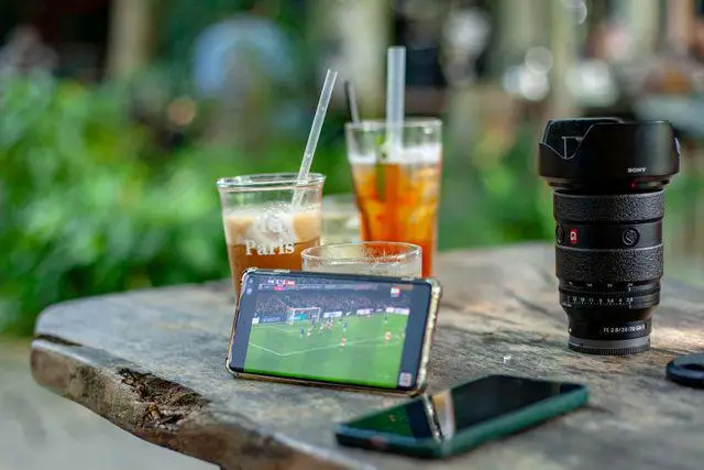 seseorang menonton pertandingan piala dunia 2026 melalui smartphone