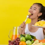 Ilustrasi aneka buah dan sayur segar sebagai bagian dari pola makan sehat