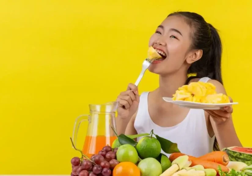 Ilustrasi aneka buah dan sayur segar sebagai bagian dari pola makan sehat