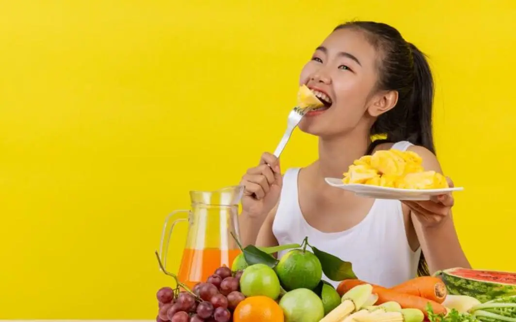 Ilustrasi aneka buah dan sayur segar sebagai bagian dari pola makan sehat