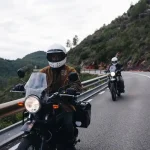 Pengendara motor beristirahat sambil mengonsumsi makanan pedas saat touring
