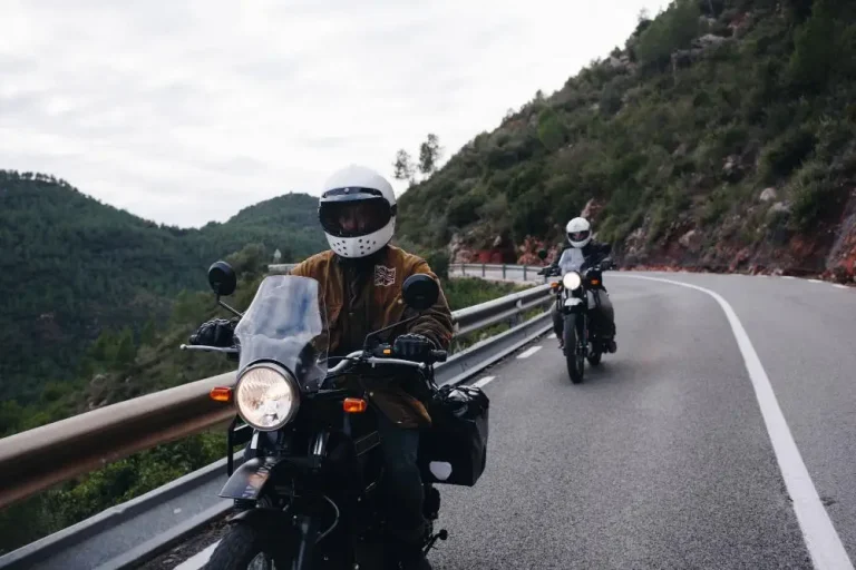 Pengendara motor beristirahat sambil mengonsumsi makanan pedas saat touring