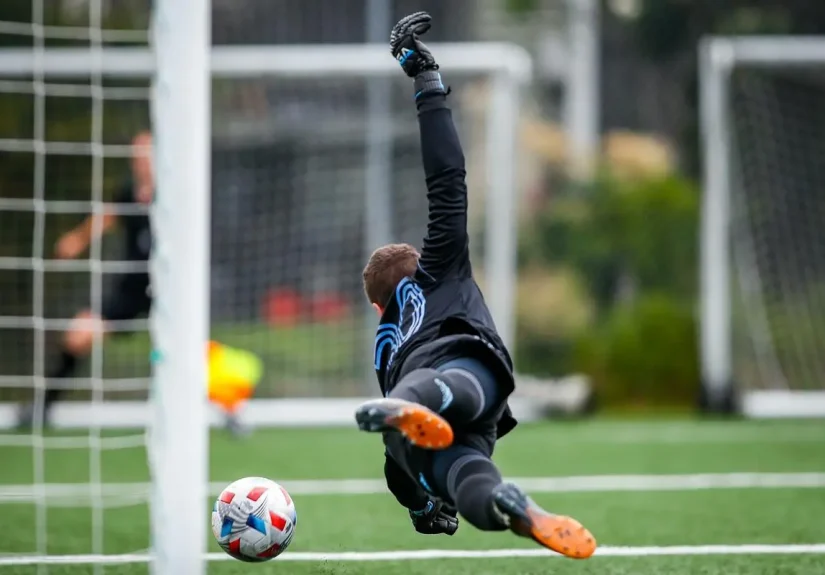 Suporter menyaksikan adu penalti dengan ekspresi tegang