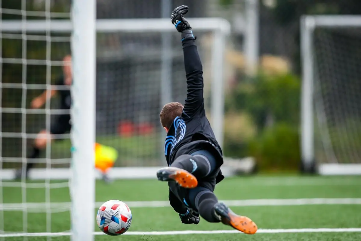 Suporter menyaksikan adu penalti dengan ekspresi tegang