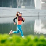 Pelari mengikuti lomba lari 5K di jalan raya