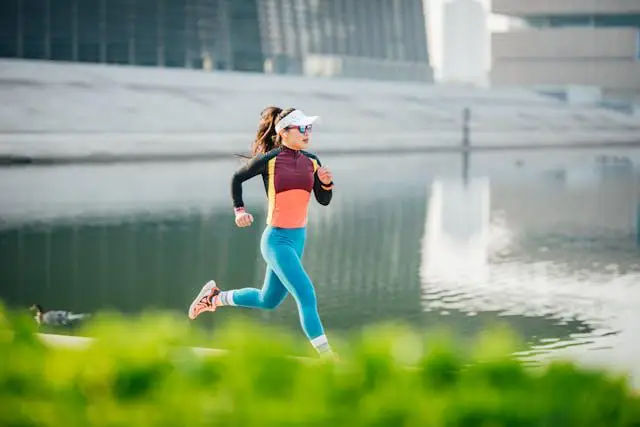 Pelari mengikuti lomba lari 5K di jalan raya