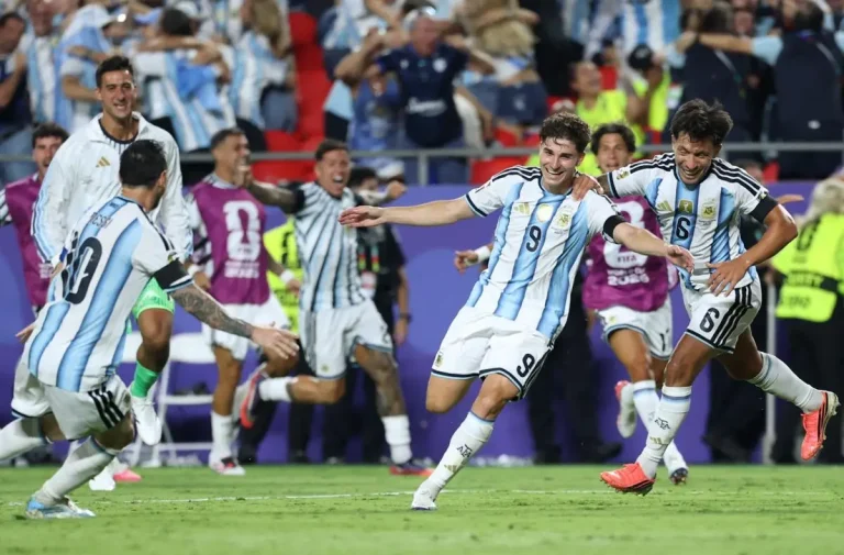 Pemain Timnas Spanyol dan Argentina merayakan keberhasilan lolos ke final Piala Dunia 2026