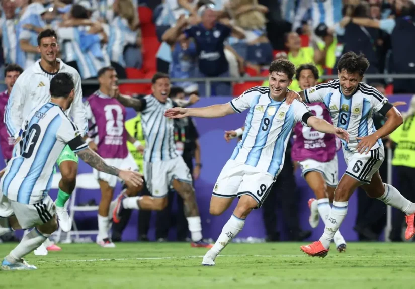 Pemain Timnas Spanyol dan Argentina merayakan keberhasilan lolos ke final Piala Dunia 2026