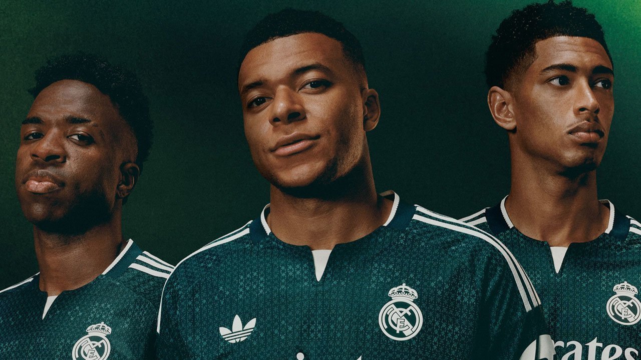 Vinicius Junior, Kylian Mbappe, dan Jude Bellingham memakai jersey hijau Real Madrid untuk musim 2026-2027