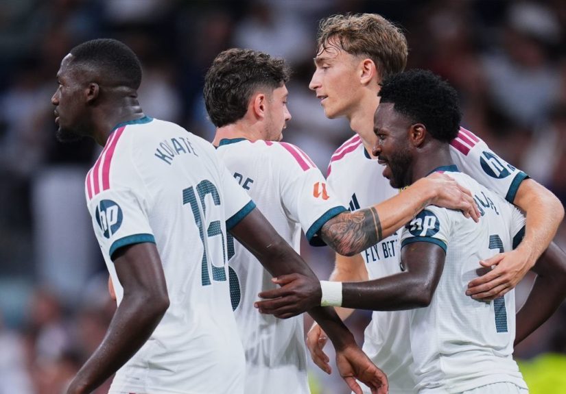 Para pemain Real Madrid merayakan gol dalam laga La Liga Spanyol antara Real Madrid vs Real Sociedad di Madrid, Spanyol, Rabu, 26 Agustus 2026.