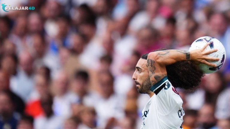 Pemain Real Madrid Marc Cucurella melakukan lemparan kedalam dalam laga La Liga Spanyol antara Real Madrid vs Malaga di Madrid, Spanyol, Minggu, 30 Agustus 2026.