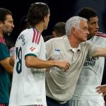 Pelatih Real Madrid Jose Mourinho bicara dengan Jude Bellingham dalam laga La Liga Spanyol antara Espanyol vs Real Madrid di Barcelona, Spanyol, Sabtu, 22 Agustus 2026.