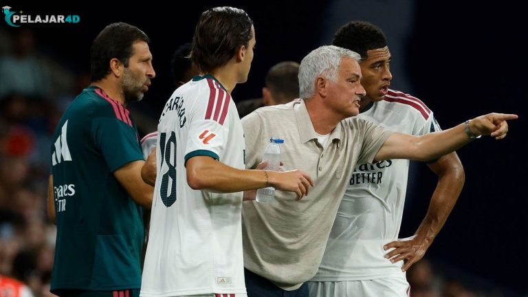 Pelatih Real Madrid Jose Mourinho bicara dengan Jude Bellingham dalam laga La Liga Spanyol antara Espanyol vs Real Madrid di Barcelona, Spanyol, Sabtu, 22 Agustus 2026.
