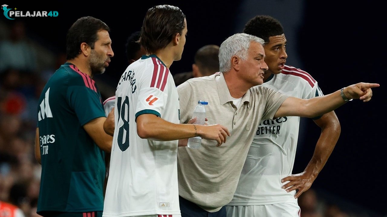 Pelatih Real Madrid Jose Mourinho bicara dengan Jude Bellingham dalam laga La Liga Spanyol antara Espanyol vs Real Madrid di Barcelona, Spanyol, Sabtu, 22 Agustus 2026.